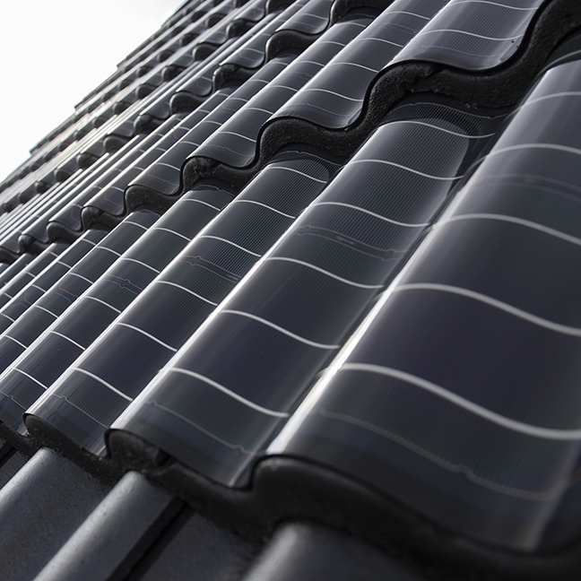 Dakpannen met geïntegreerde zonnepanelen